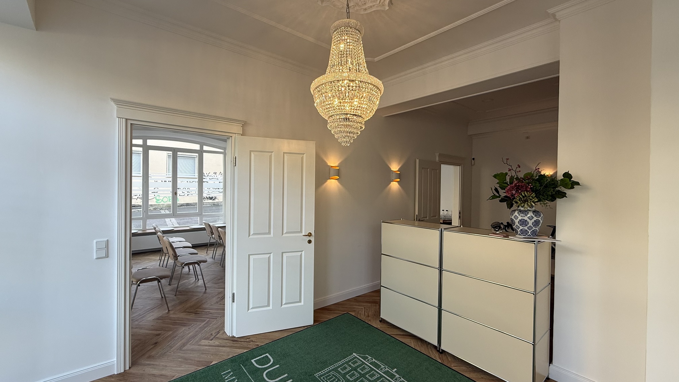 Stadtwohnung mit Gemüsepflanzen Anzucht